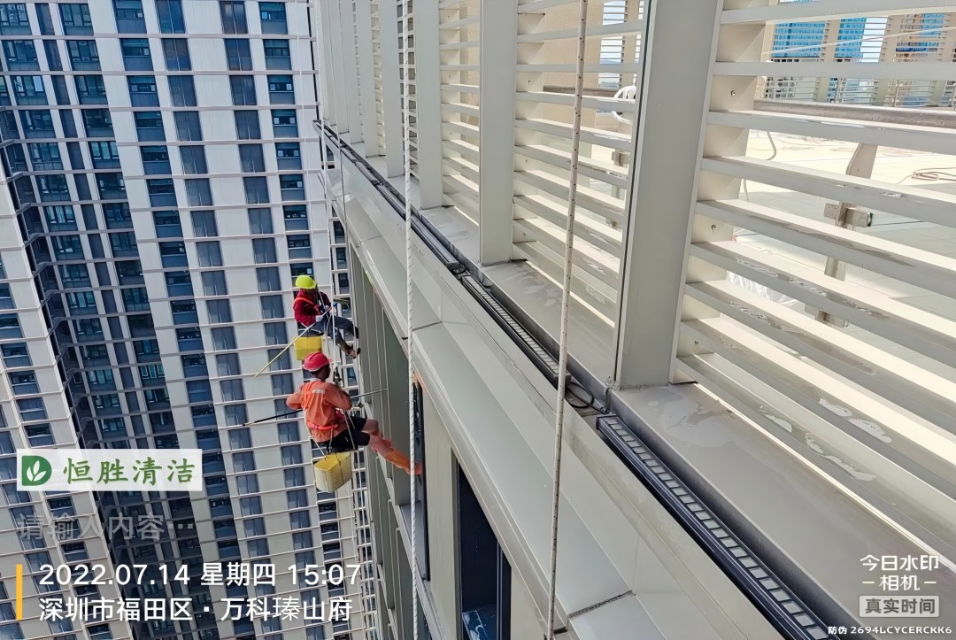 清洁公司进行高空外墙清洗需要哪些设备